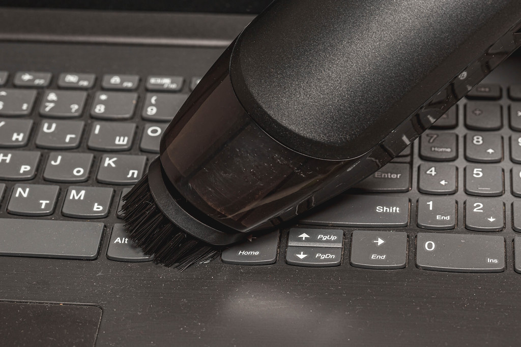 Staubsauger auf Tastatur